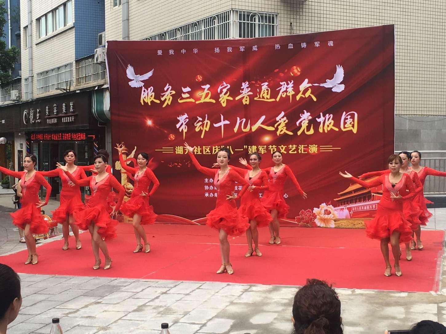 多屏显示器支架对中控室的应用